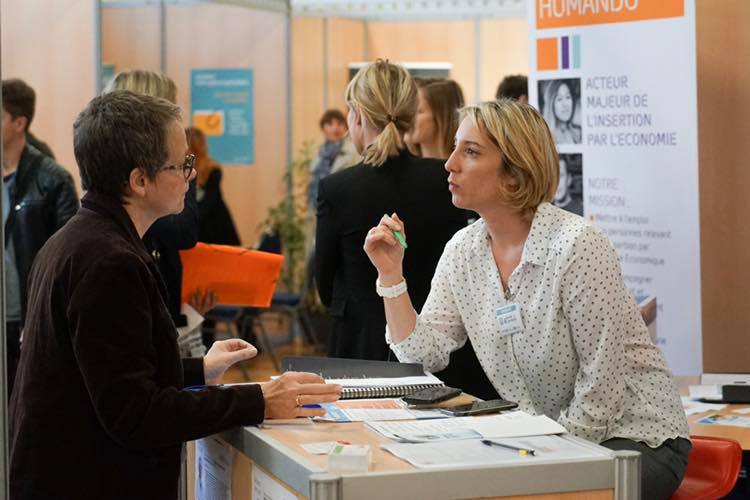 Échange entre une étudiante et une recruteuse sur un stand